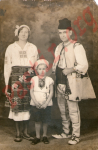 Сем. Марта и Николай Николови в българска носия (1933 г.).